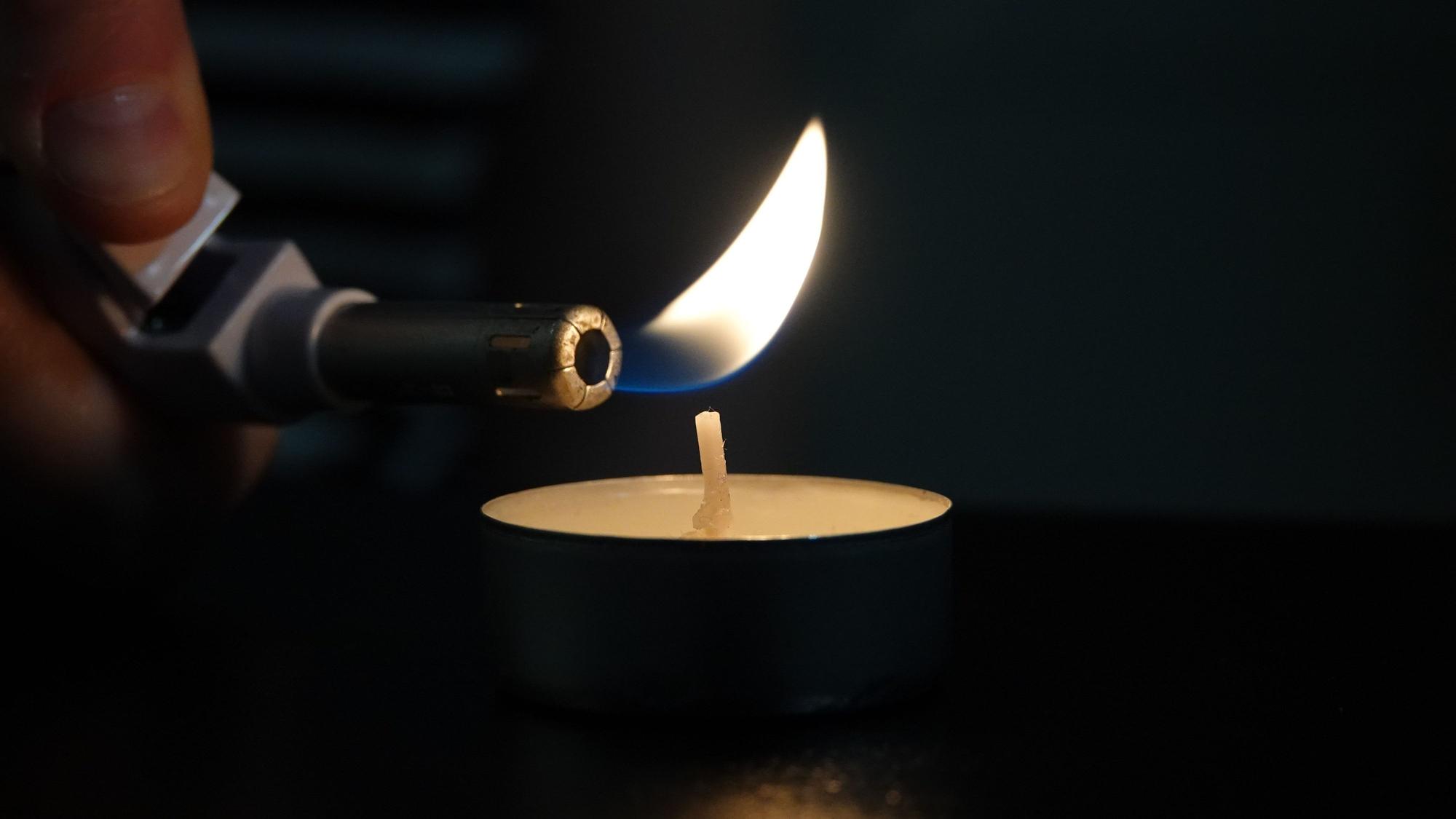 ARCHIV - 27.10.2022, Hessen, Frankfurt/Main: Eine Frau zündet mit einem Feuerzeug ein Teelicht an. (Illustration zu dpa: «Expertin: Irland steuert auf schwere Energiekrise mit Blackouts zu») Foto: Jessica Lichetzki/dpa +++ dpa-Bildfunk +++
