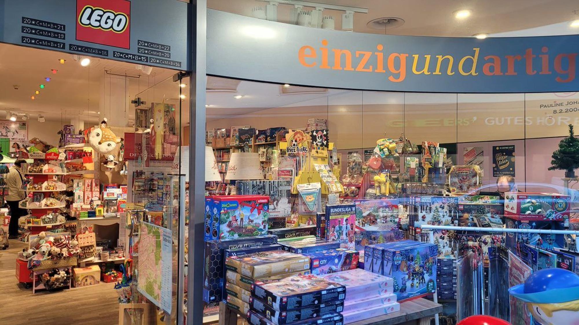 Das Spielwarengeschäft einzigundartig in Dellbrück. Foto bereit gestellt von Verena von Plüskow, für einen Artikel über Spielwarenläden in Köln.