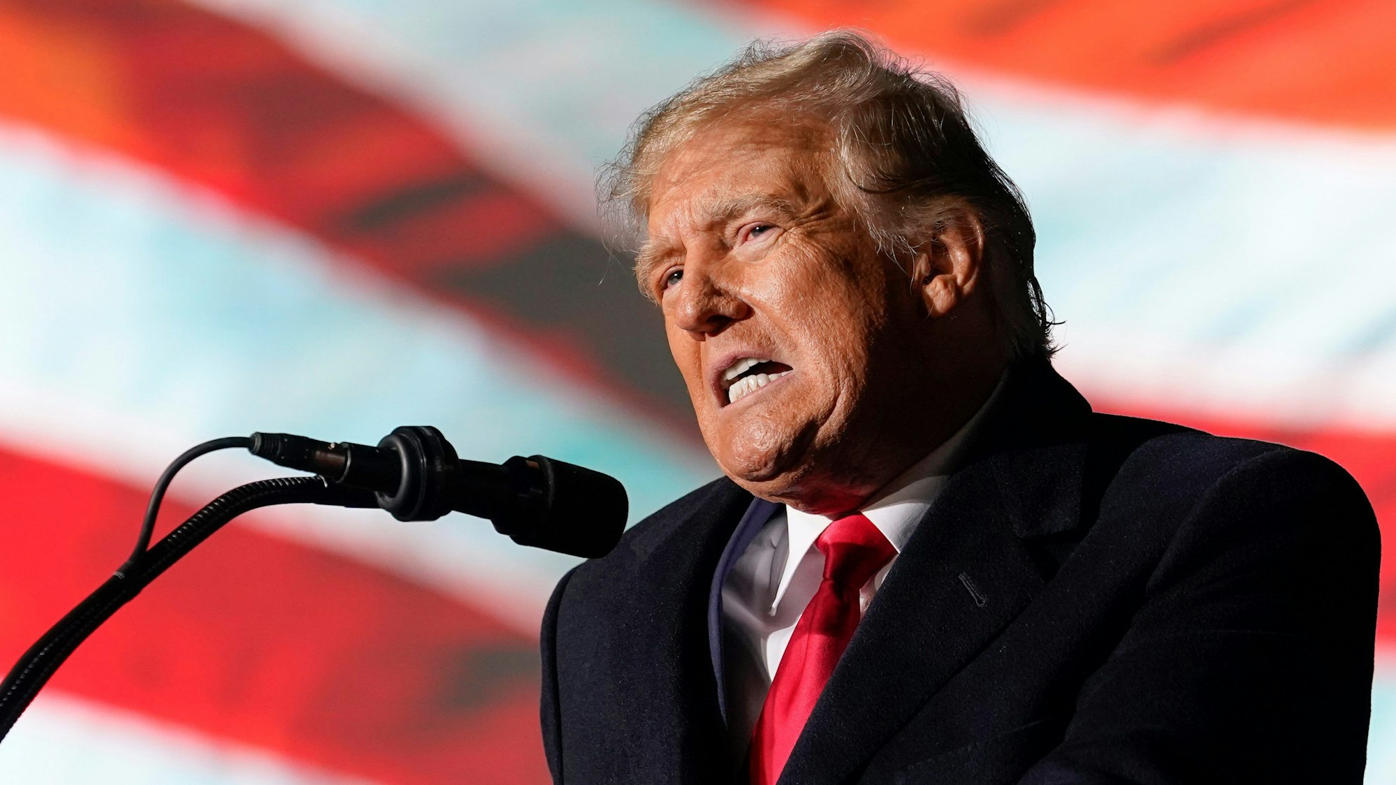 Donald Trump, ehemaliger Präsident der USA, spricht bei einer Wahlkampfveranstaltung.