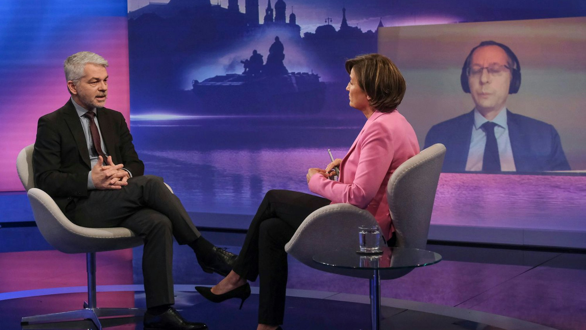 Carlo Masala (Militärexperte) diskutiert mit Sandra Maischberger und dem zugeschalteten Boris Bondarew (russischer UN-Diplomat) über die Lage in der Ukraine.
