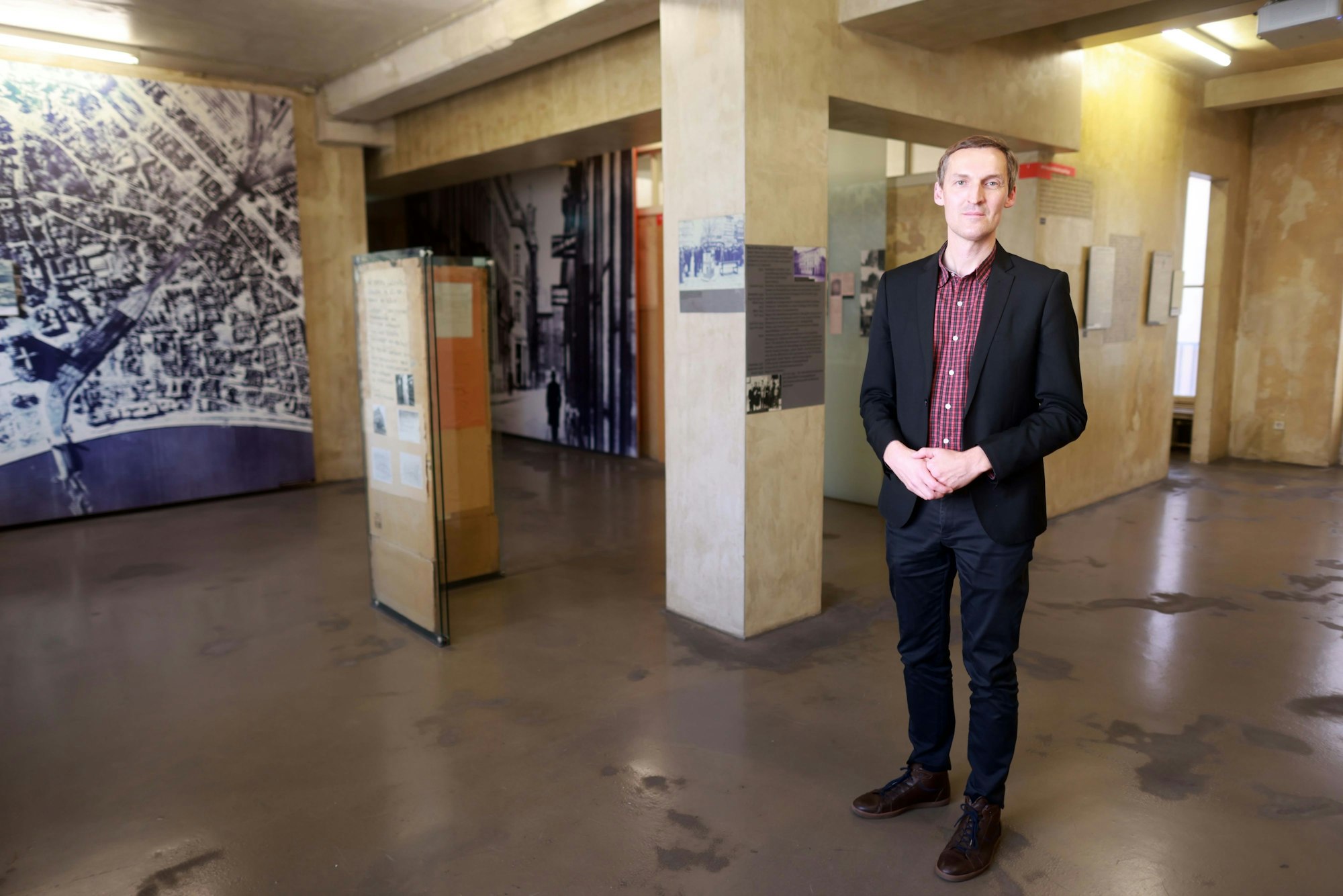 Dr. Henning Borggräfe steht im Foyer des NS-Dok in Köln