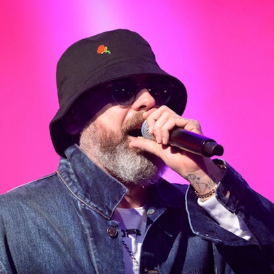 Rapper Sido trägt einen Fischerhut und spricht in ein Mikrofon.