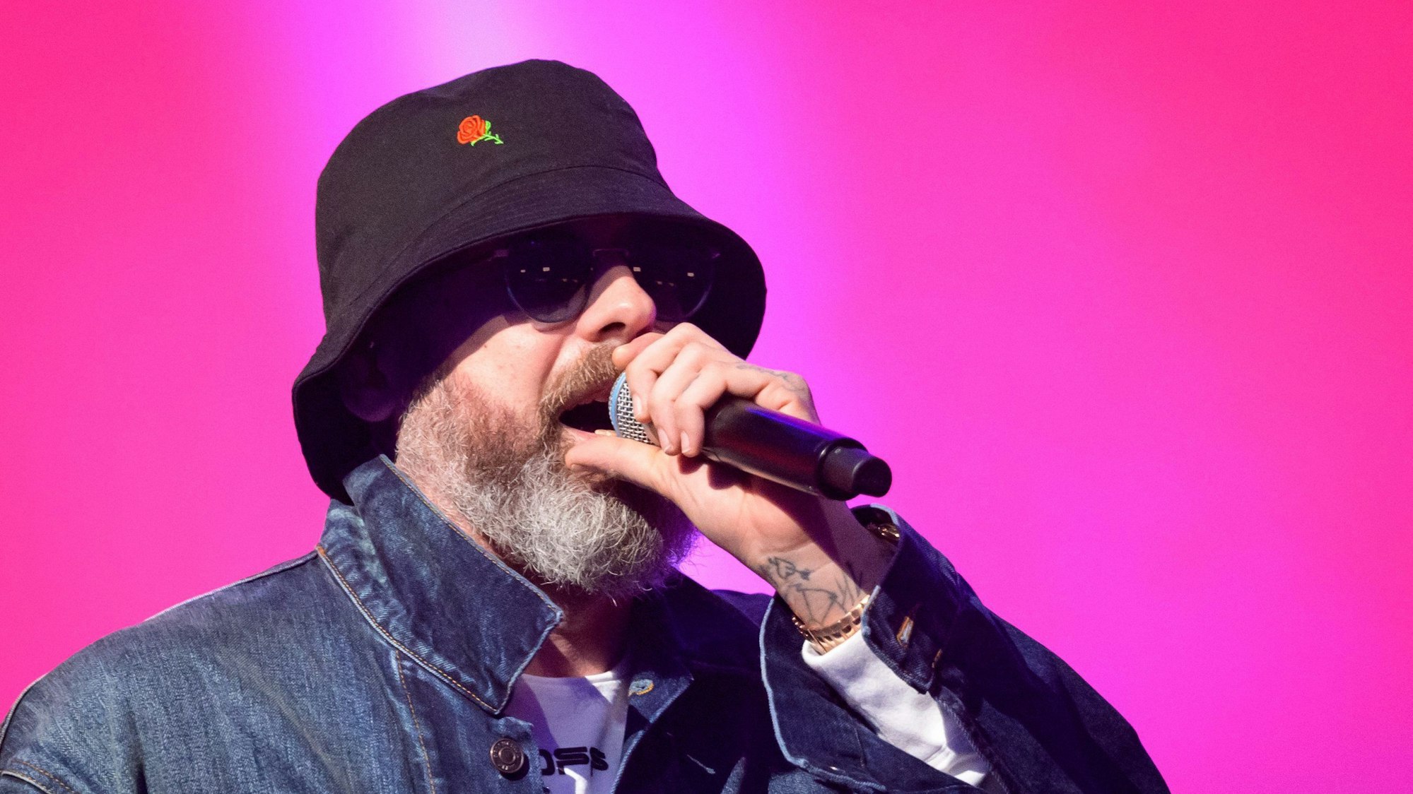 Rapper Sido trägt einen Fischerhut und spricht in ein Mikrofon.