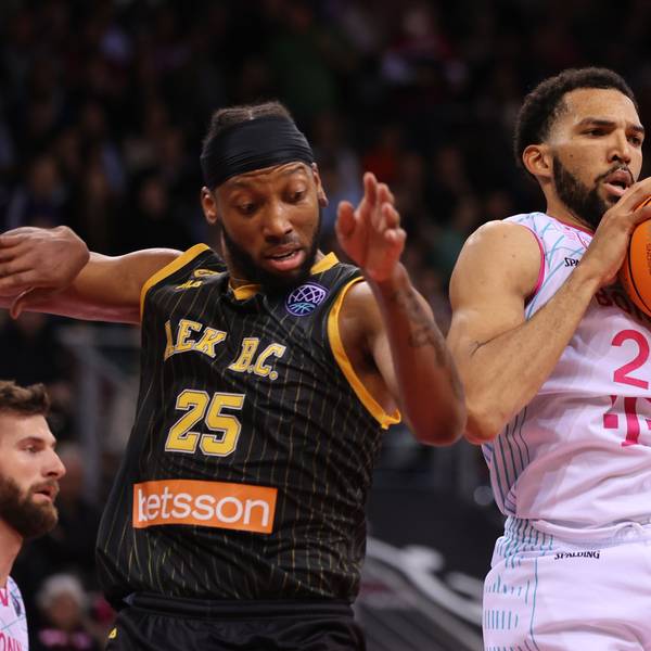 Entschlossen zugepackt: Deane Williams (r.) schnappt Akil Mitchell den Ball weg. Williams zeigte in der Champions-League-Partie gegen AEK Athen sein bislang bestes Baskets-Spiel.