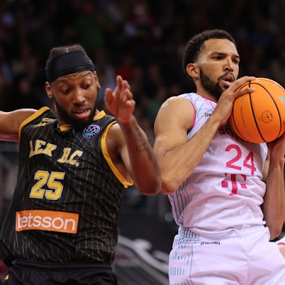 Entschlossen zugepackt: Deane Williams (r.) schnappt Akil Mitchell den Ball weg. Williams zeigte in der Champions-League-Partie gegen AEK Athen sein bislang bestes Baskets-Spiel.