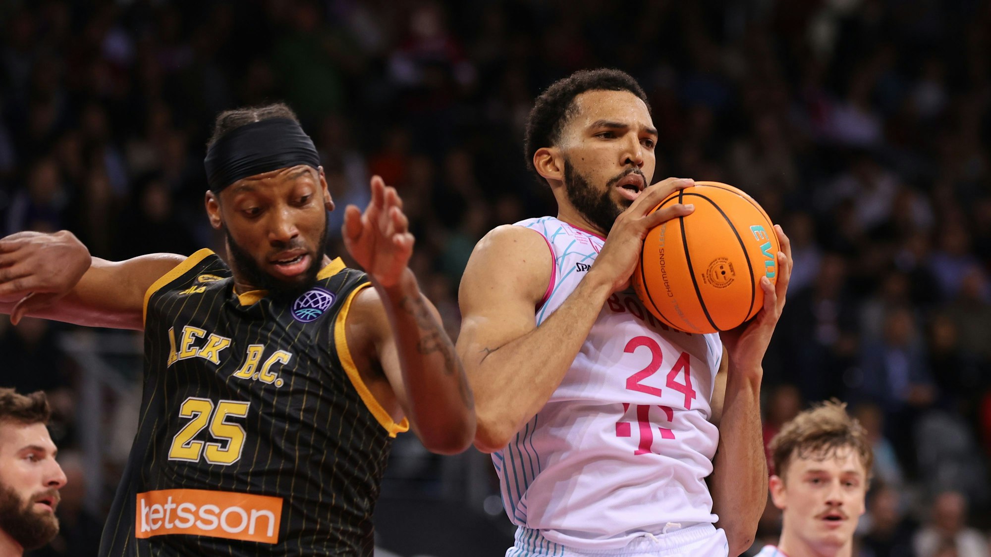 Entschlossen zugepackt: Deane Williams (r.) schnappt Akil Mitchell den Ball weg. Williams zeigte in der Champions-League-Partie gegen AEK Athen sein bislang bestes Baskets-Spiel.