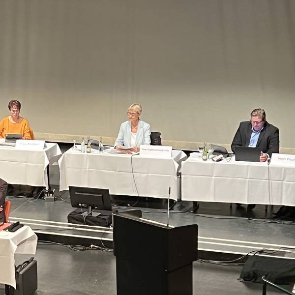 Auf der Theaterbühne des Bürgerhauses Bergischer Löwe sitzen am 20. Oktober Landrat Stephan Santelmann (l.) und Kämmerer Klaus Eckl, um den Haushalt für 2023 in den Kreistag einzubringen.