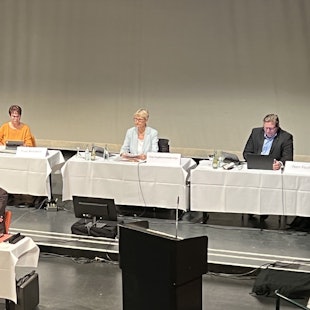 Auf der Theaterbühne des Bürgerhauses Bergischer Löwe sitzen am 20. Oktober Landrat Stephan Santelmann (l.) und Kämmerer Klaus Eckl, um den Haushalt für 2023 in den Kreistag einzubringen.