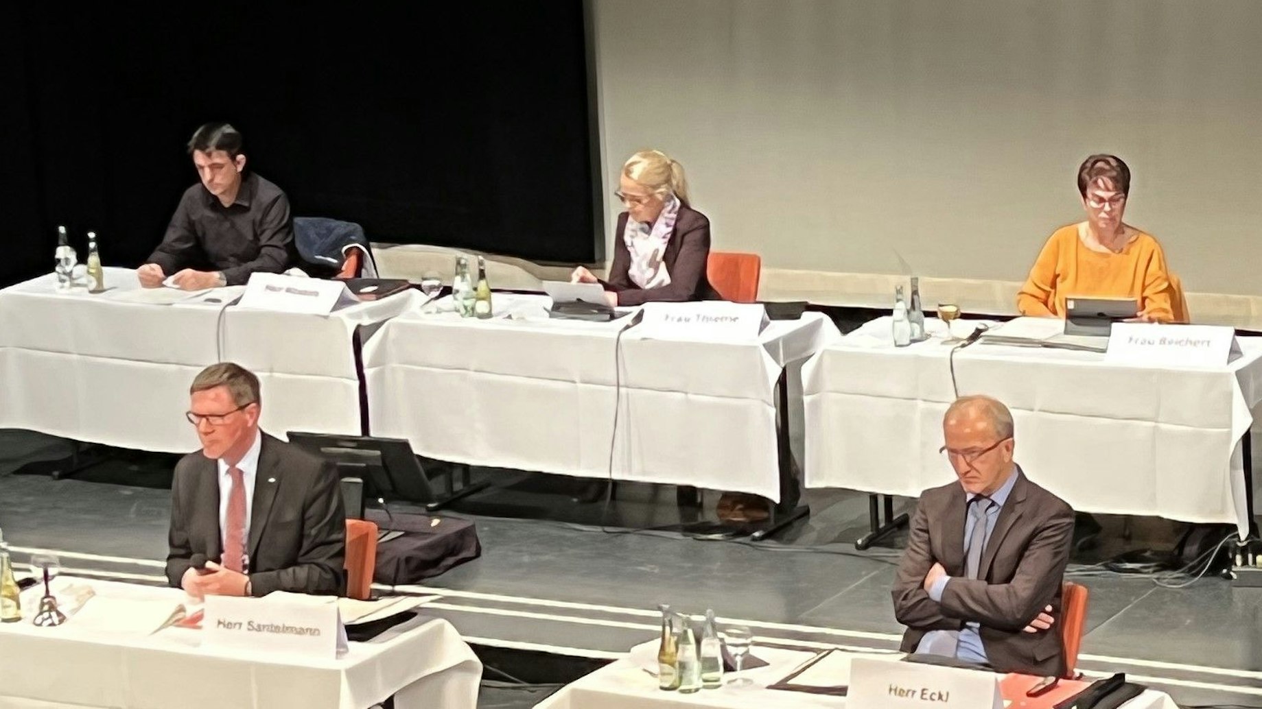 Auf der Theaterbühne des Bürgerhauses Bergischer Löwe sitzen am 20. Oktober Landrat Stephan Santelmann (l.) und Kämmerer Klaus Eckl, um den Haushalt für 2023 in den Kreistag einzubringen.