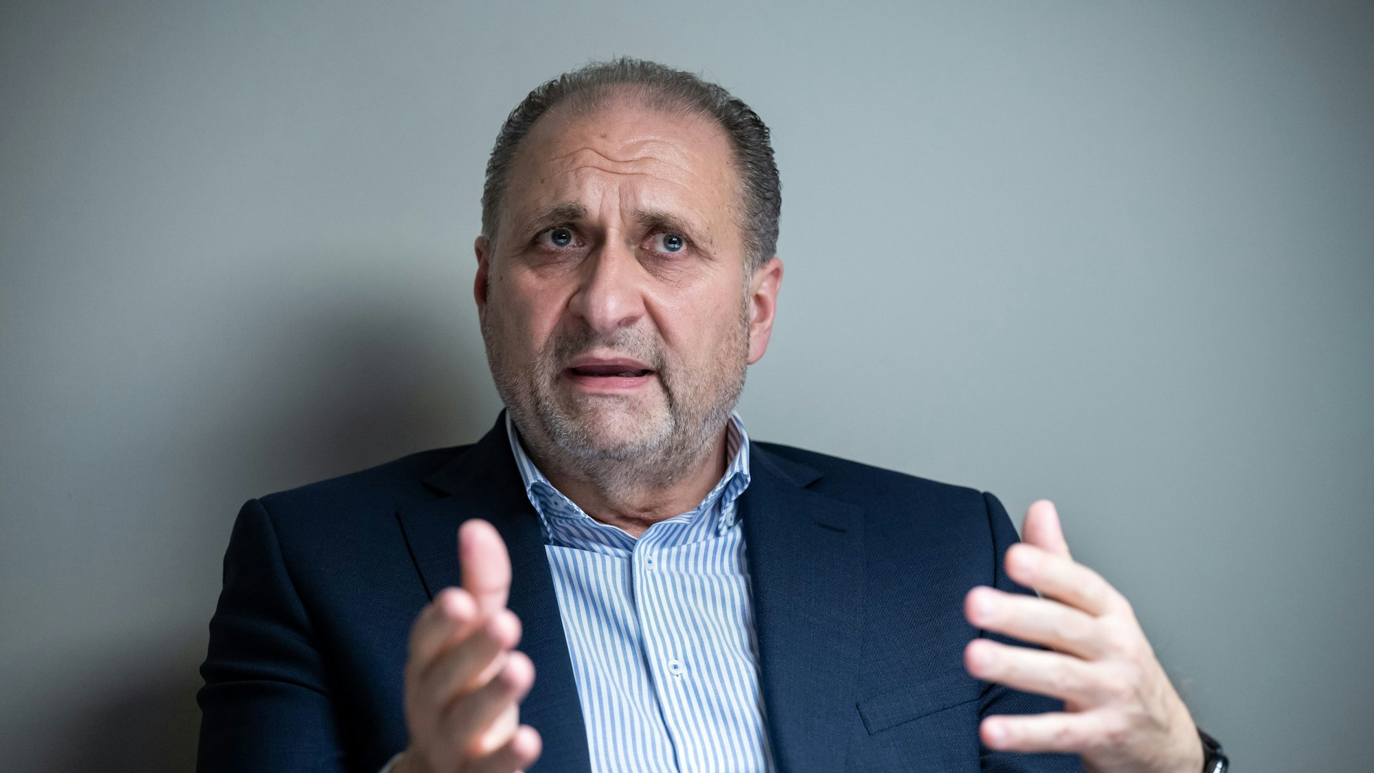 ARCHIV - 14.12.2021, Berlin: Hans Peter Wollseifer, Präsident des Zentralverbands des Deutschen Handwerks (ZDH), sitzt bei einem Interview mit der Deutschen Presse-Agentur dpa im Haus des Deutschen Handwerks.