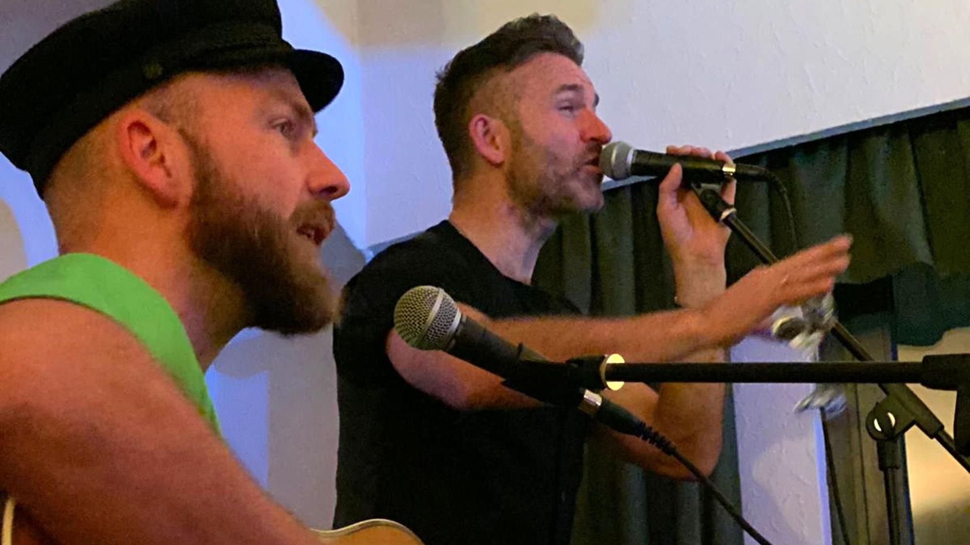 Marco Schönecker und Jörn Schneider geben ein Konzert.
