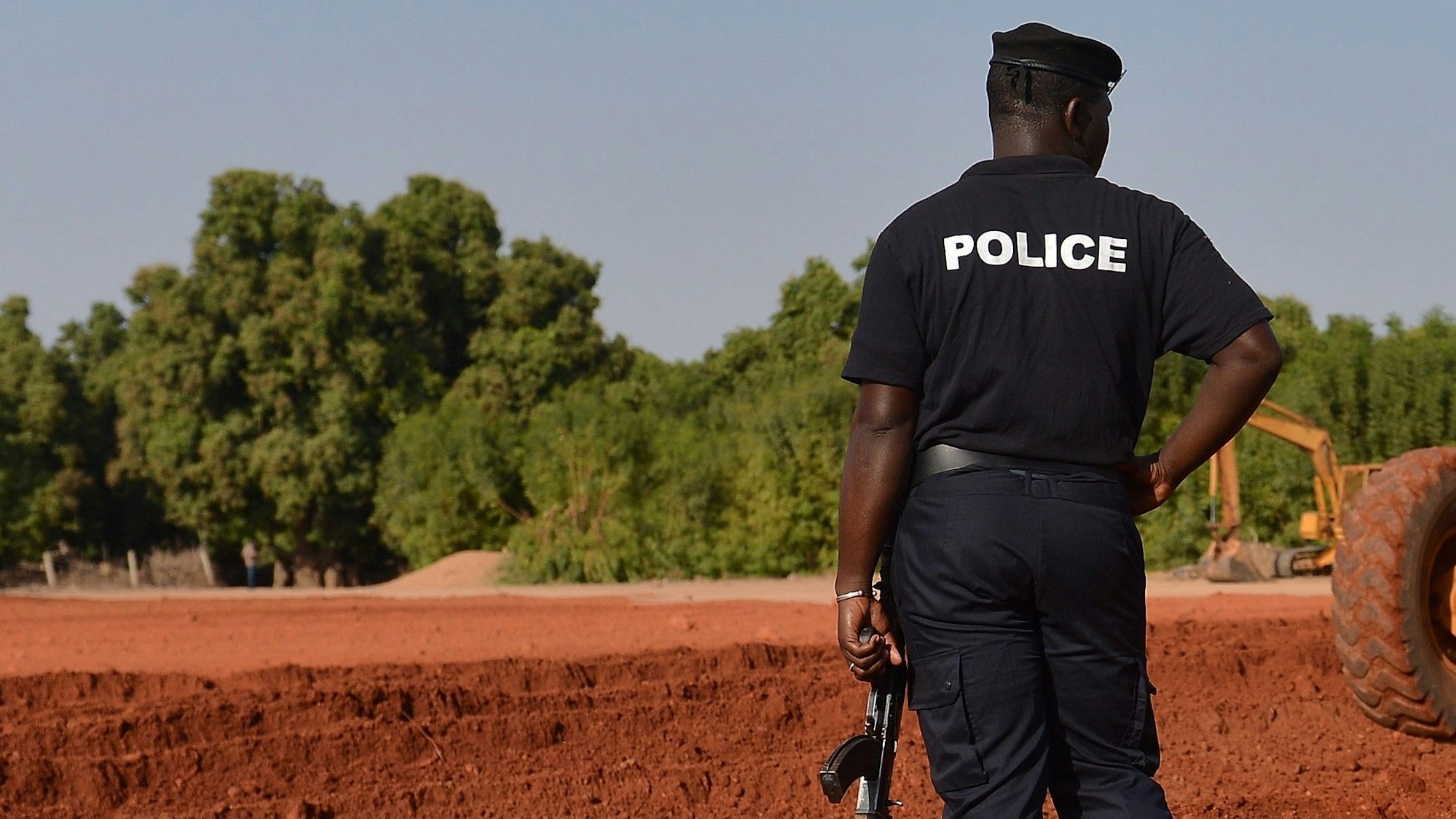 Ein malischer Polizist bewacht am 18.03.13 in Koulikore in Mali Strassenbauarbeiten in der Nähe einer Kaserne, in der Bundeswehrsoldaten der EU-Ausbildungsmission in Mali untergebracht weden sollen.