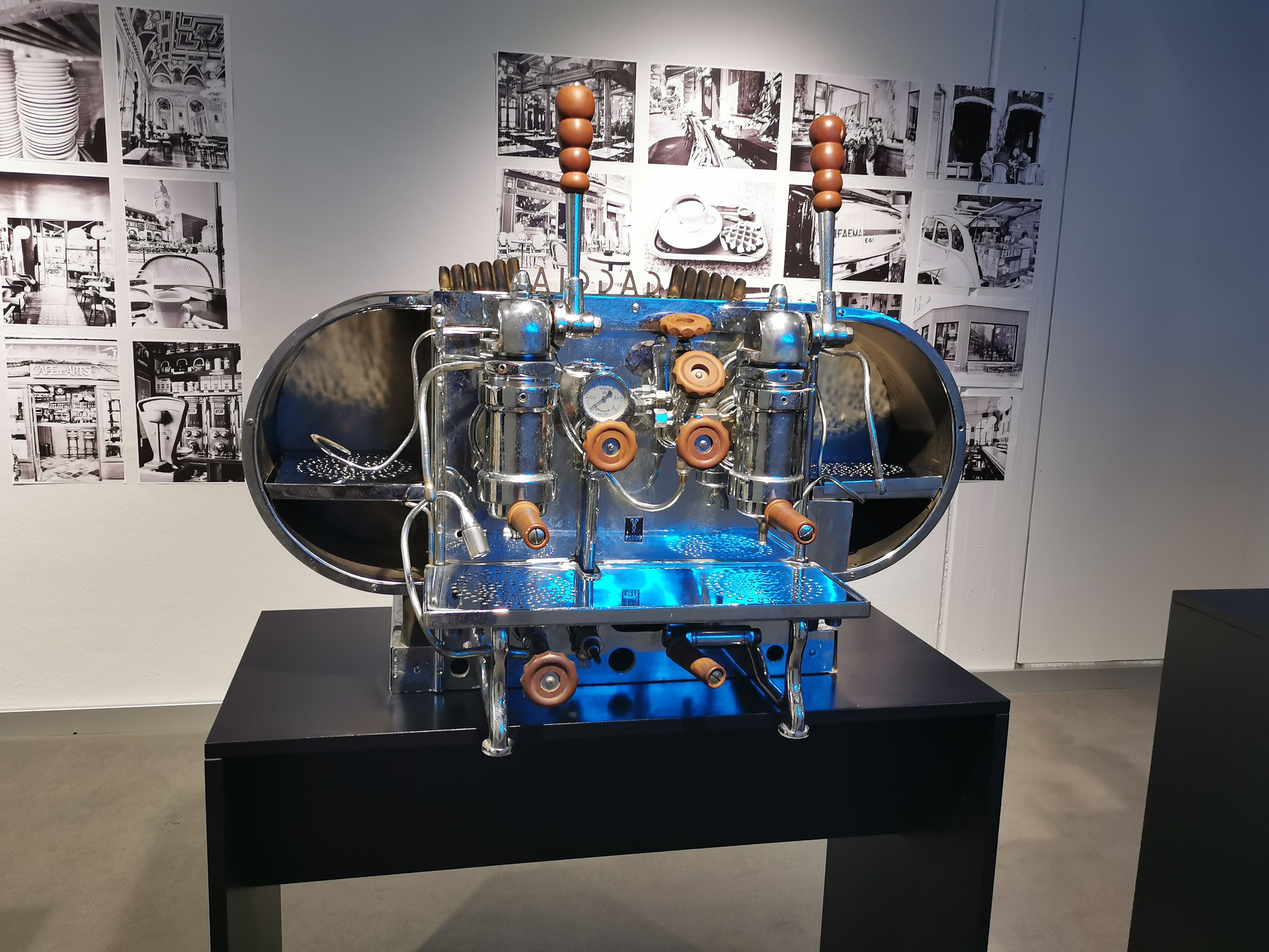 Eine Kaffeemaschine steht in einem Raum in der Ausstellung in Neuss.