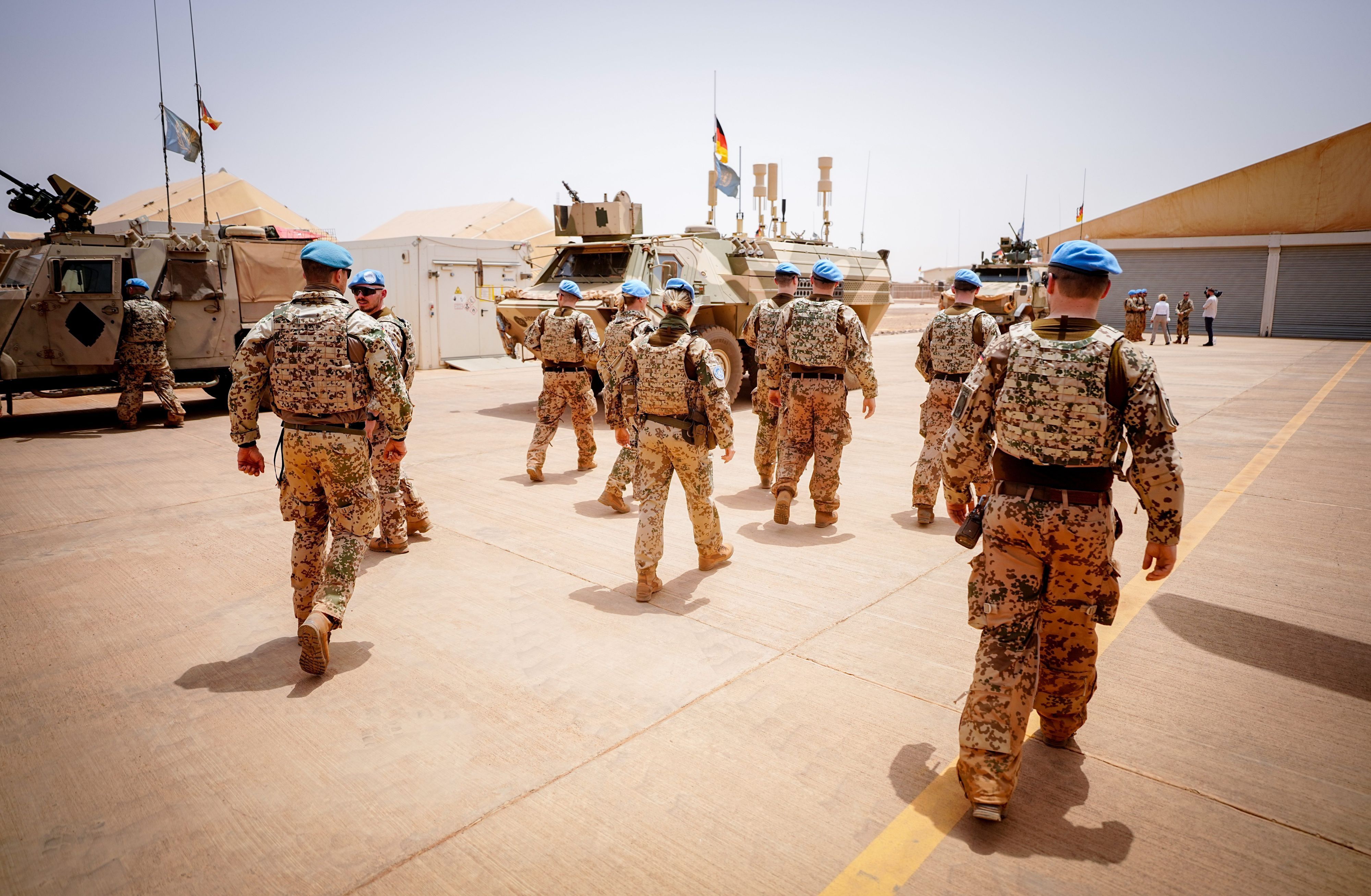 ARCHIV - 09.04.2022, Mali, Gao: Soldaten der Bundeswehr verlassen einen Platz im Camp Castor in Gao während des Besuchs der damaligen Verteidigungsministerin.