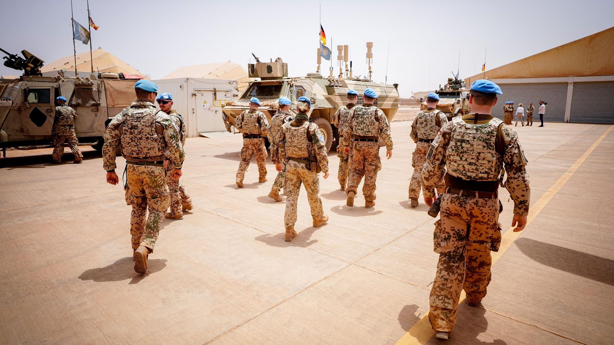 ARCHIV - 09.04.2022, Mali, Gao: Soldaten der Bundeswehr verlassen einen Platz im Camp Castor in Gao während des Besuchs der damaligen Verteidigungsministerin.