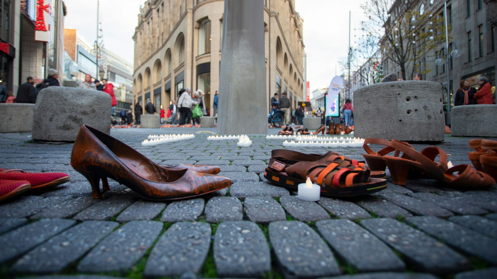 Frauenschuhe sind hintereinander aufgereiht