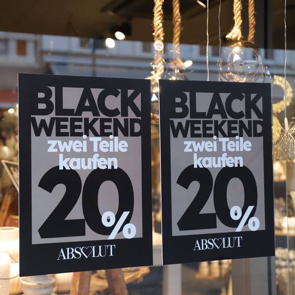 Rabatt-Schilder hängen im Schaufenster eines Geschäftes in Siegburg.