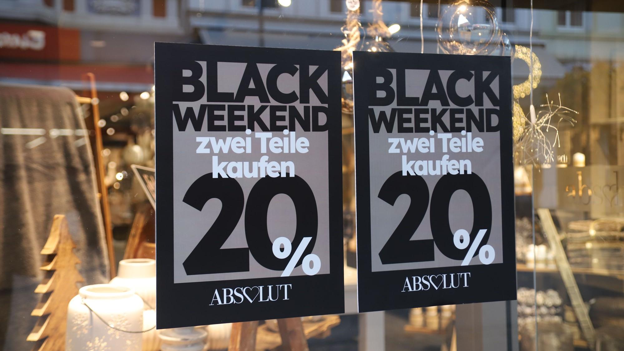 Rabatt-Schilder hängen im Schaufenster eines Geschäftes in Siegburg.
