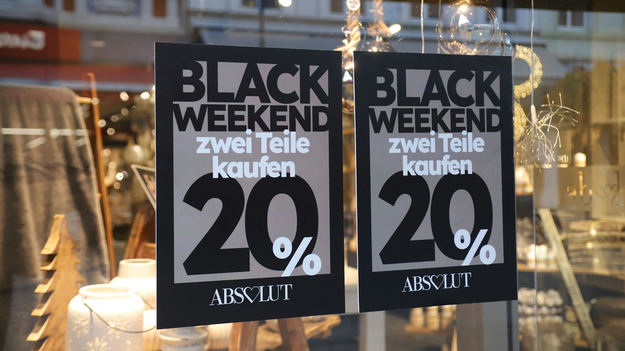 Rabatt-Schilder hängen im Schaufenster eines Geschäftes in Siegburg.