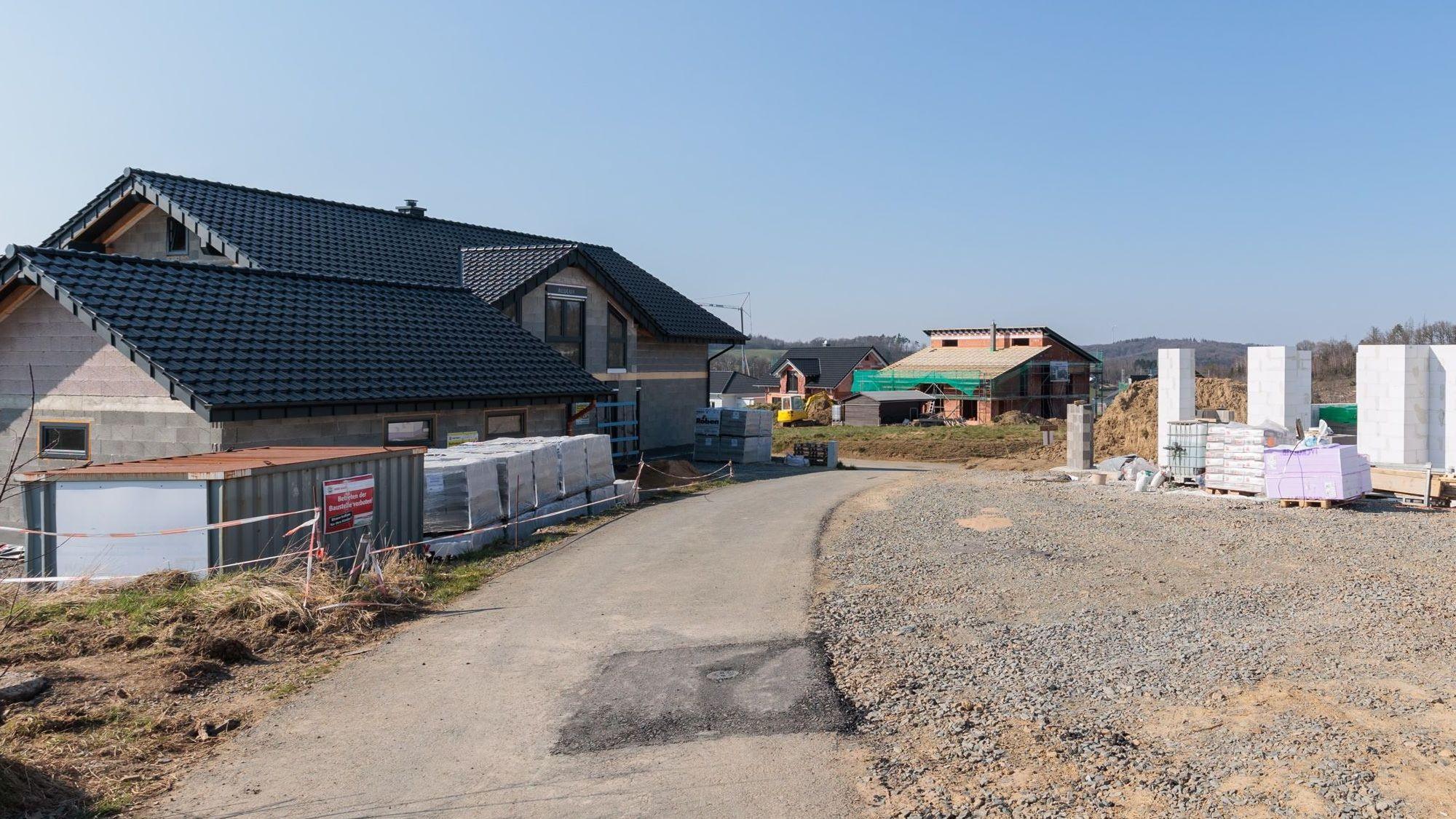 Das Neubaugaugebiet Sängertshöhe liegt in der Nähe des Nümbrechter Ortskerns. Das Foto zeigt einen Rohbau und im Hintergrund weitere Wohnhäuser im Bau.