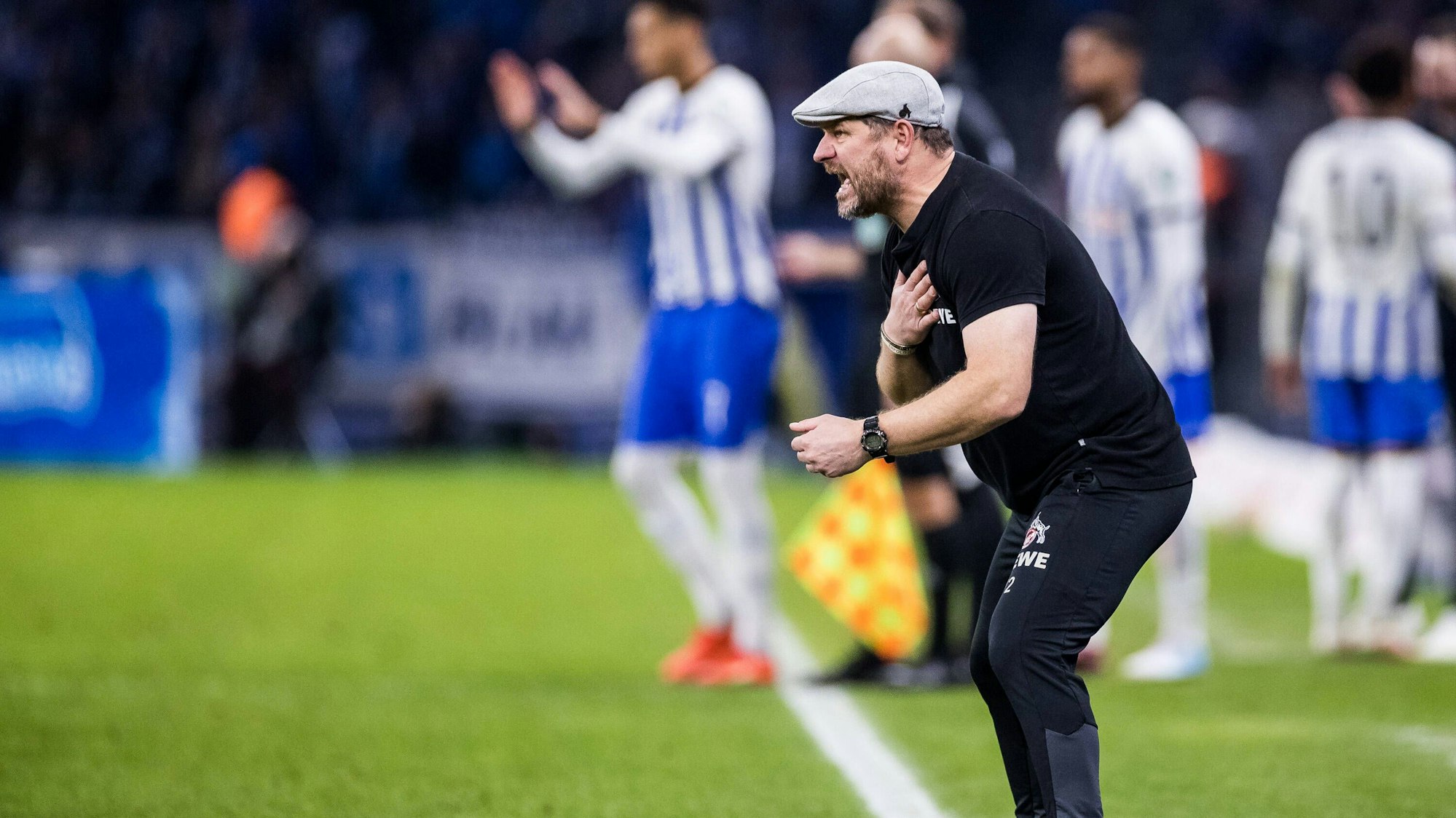 Steffen Baumgart, Trainer 1. FC Köln schlägt sich mit der Hand auf die Brust.