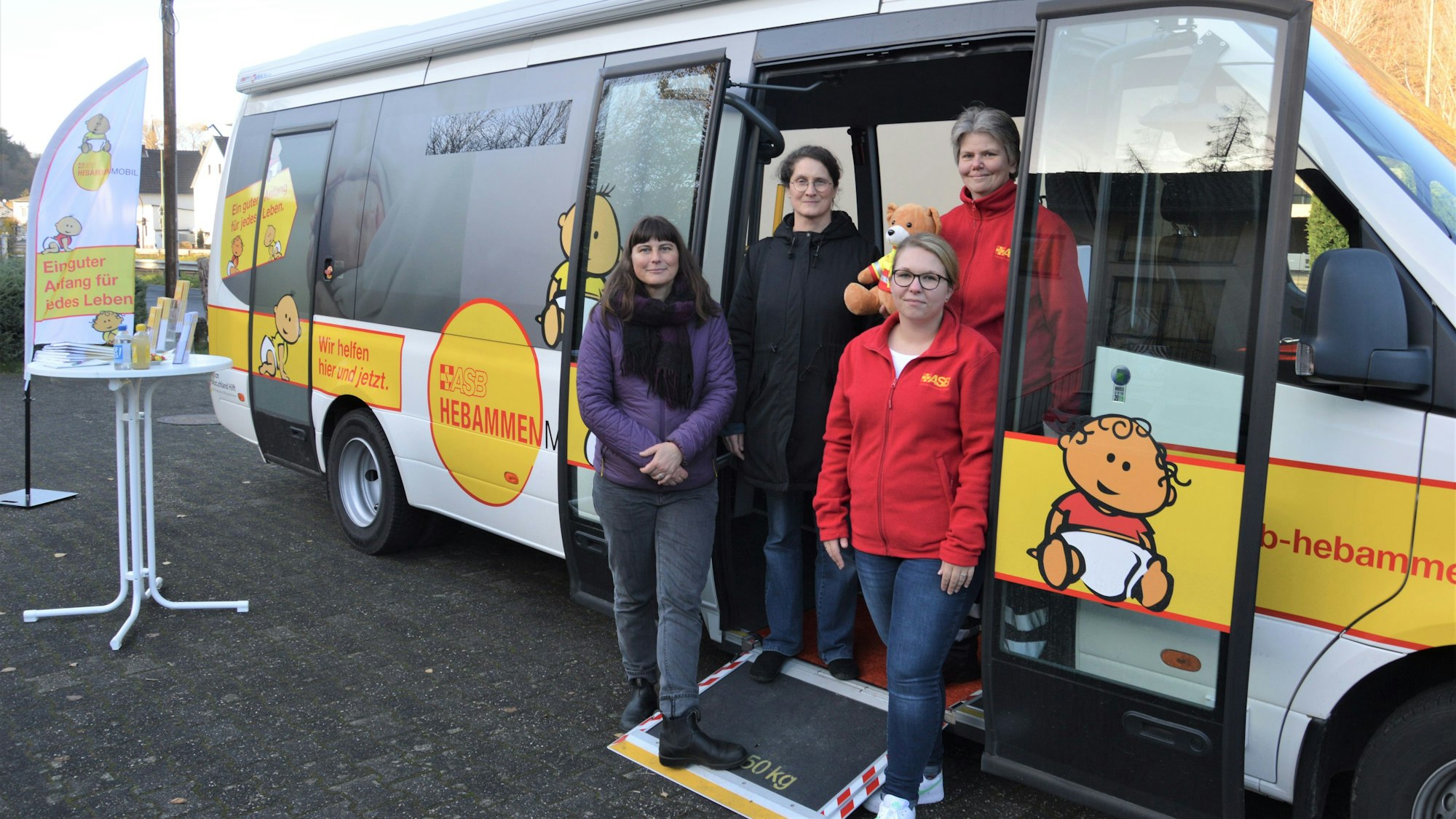 Die Frauen Maren Johnston, Susanne Teuerle, Laura Aupke und Sandra Laudick stehen an der Eingangstür des Hebammenmobils.