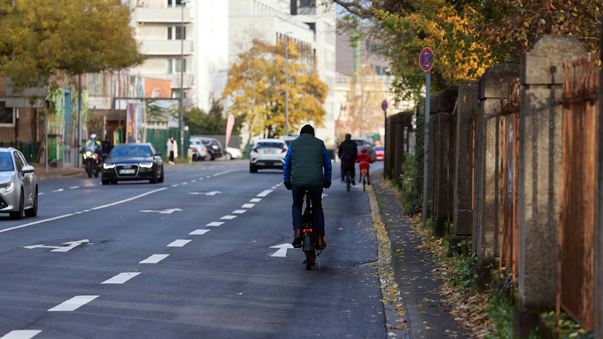 Ein Mann fährt auf der Gummersbacher Straße mit dem Rad. Hier soll ein Fahrradstreifen eingerichtet werden.