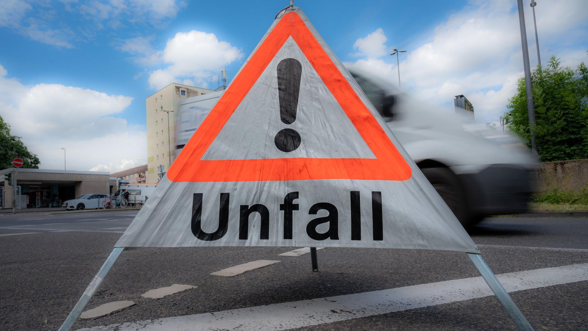 20.06.2021, Köln: mobiles Schild Unfall.. Foto: Uwe Weiser
