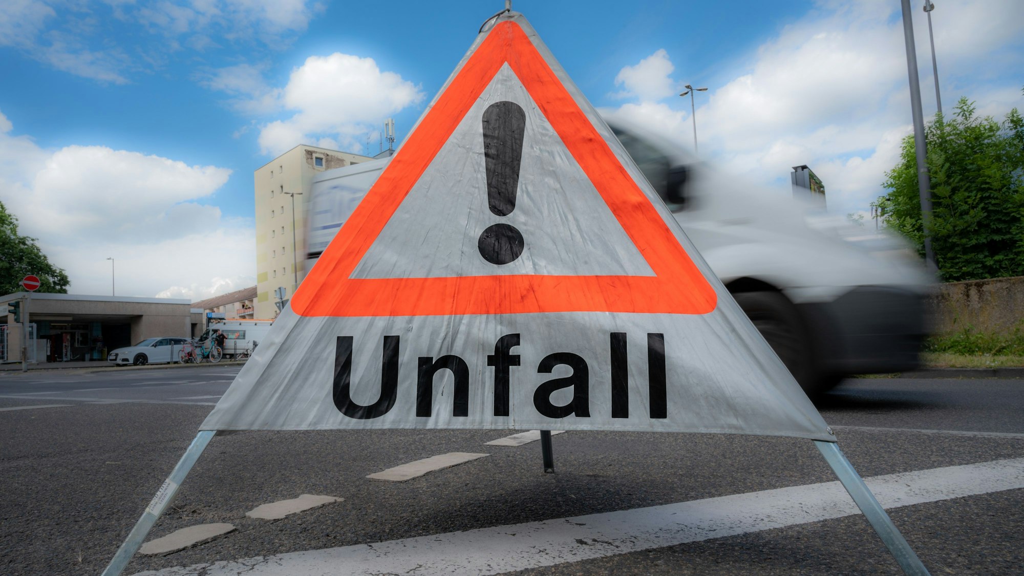 20.06.2021, Köln: mobiles Schild Unfall.. Foto: Uwe Weiser