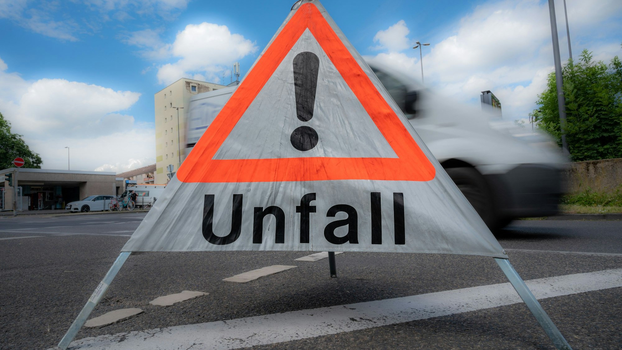 Auf der A1 ist ein Lkw in ein Stauende gefahren (Symbolbild)