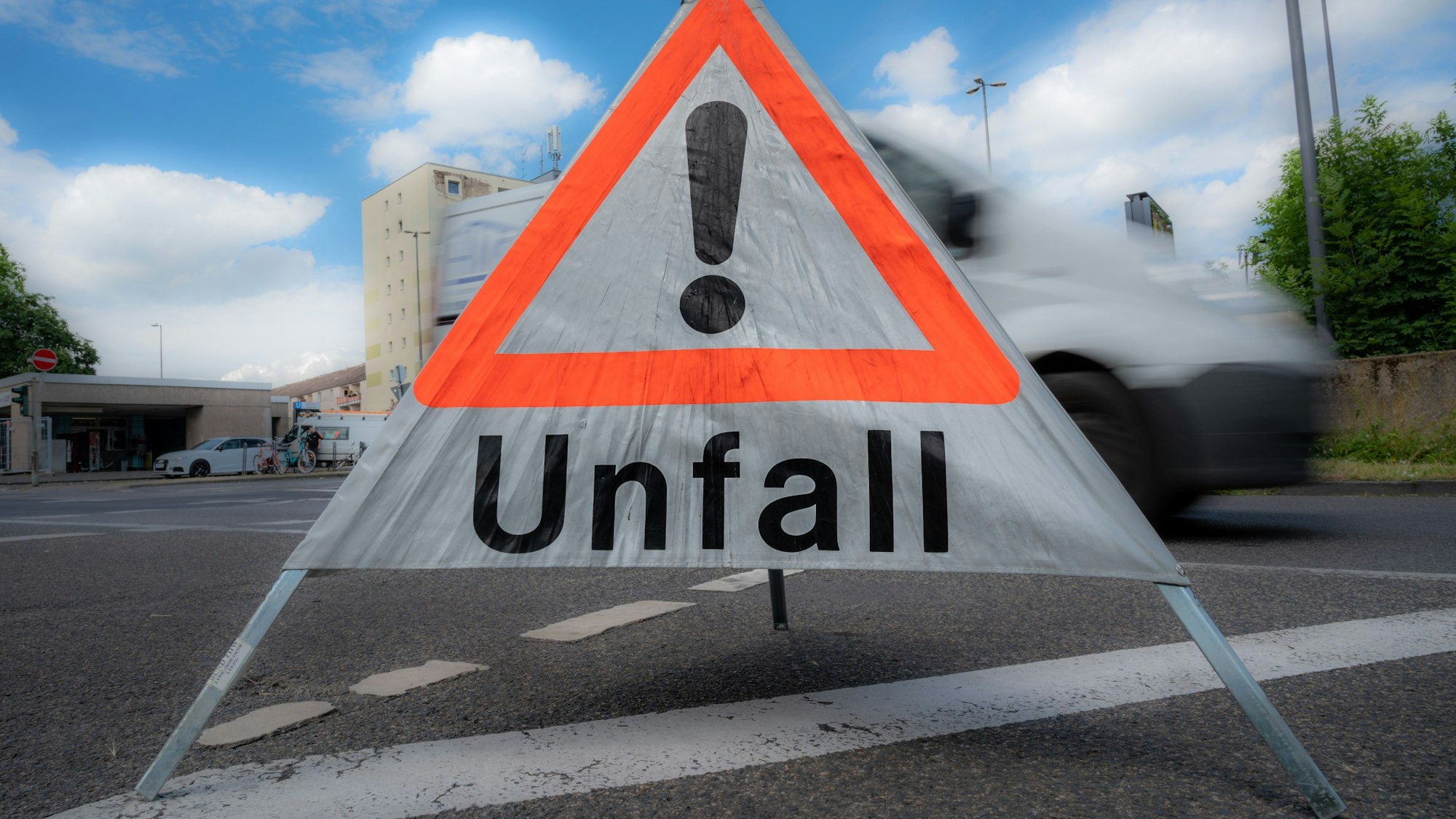 Ein mobiles Unfall-Schild steht auf einer Straße.