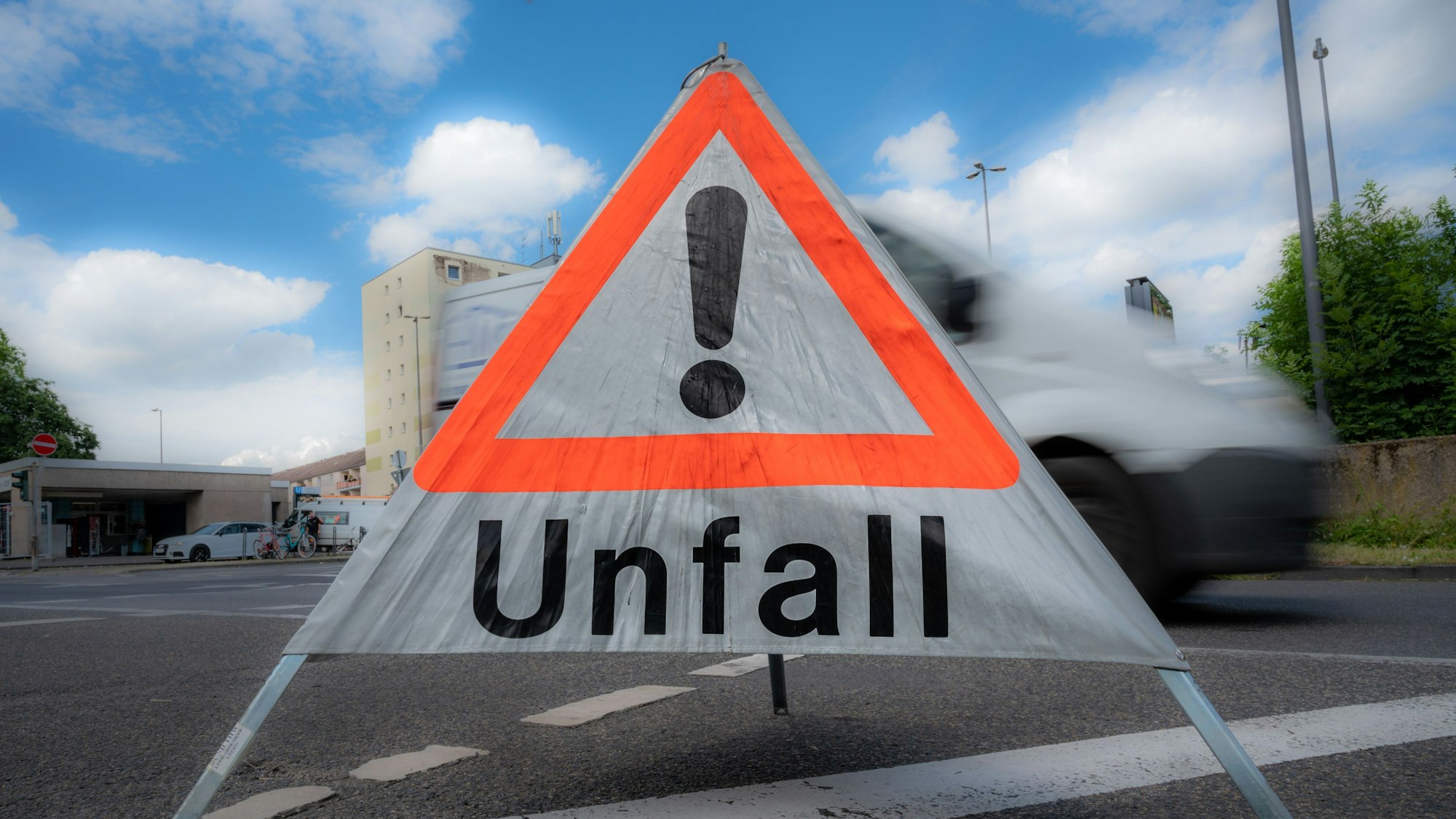 Nach einem Unfall war die A3 in der Nacht von Freitag auf Samstag zeitweise voll gesperrt. (Symbolbild)