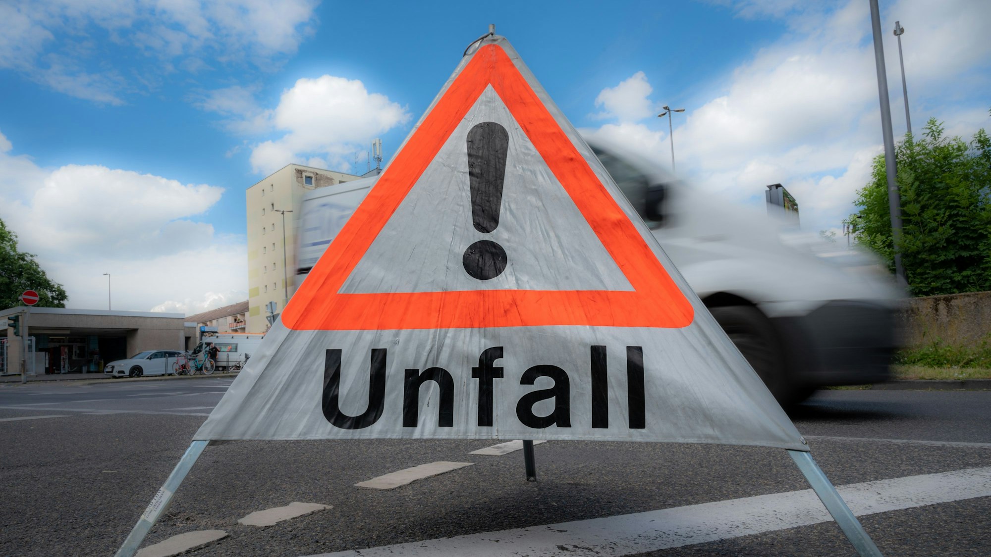 Ein Unfall-Schild steht auf einer Straße.