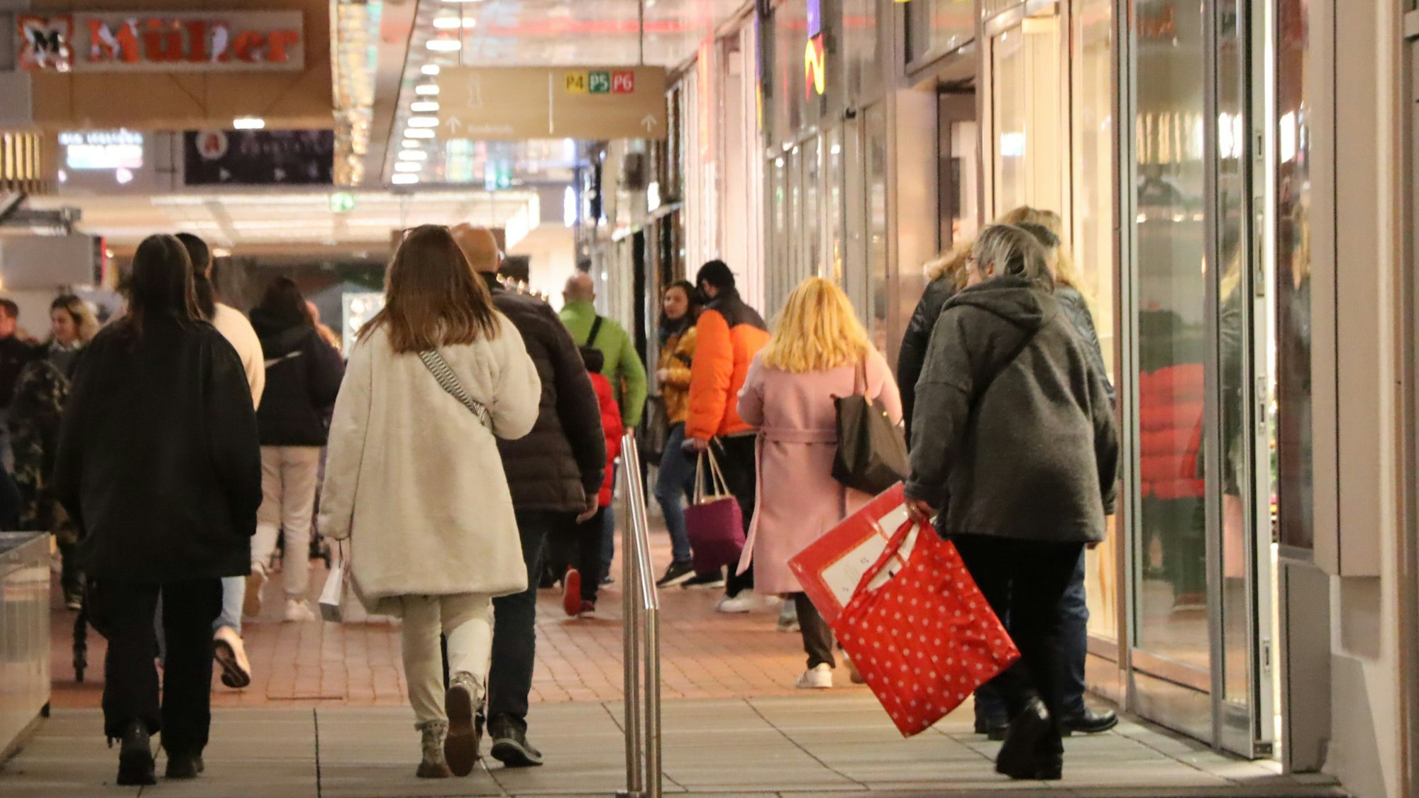 Das Foto zeigt Passanten in einem Einkaufszentrum.