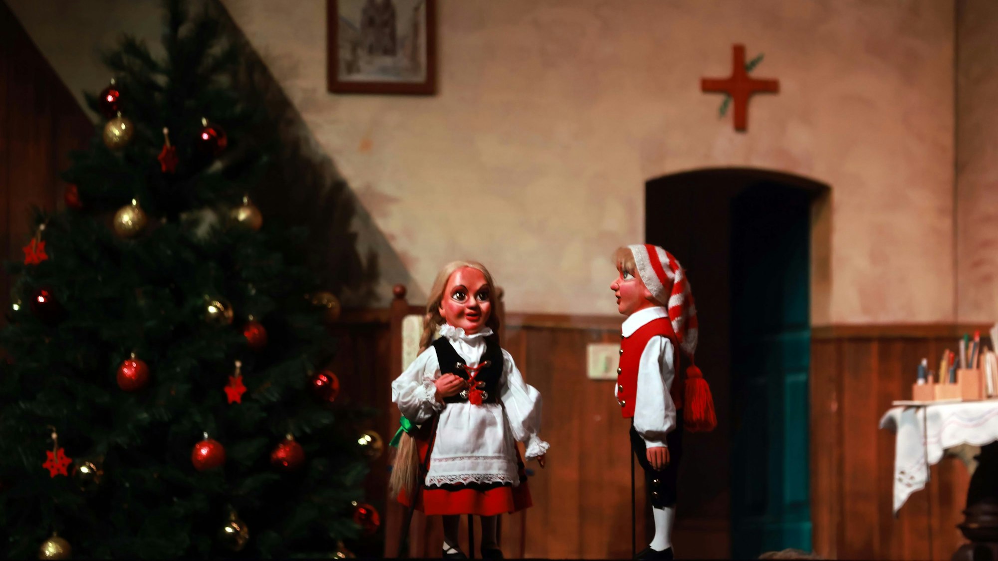 Die Figuren von Hänneschen und Bärbelchen stehen im Wohnzimmer ihrer Großeltern am Tannenbaum.