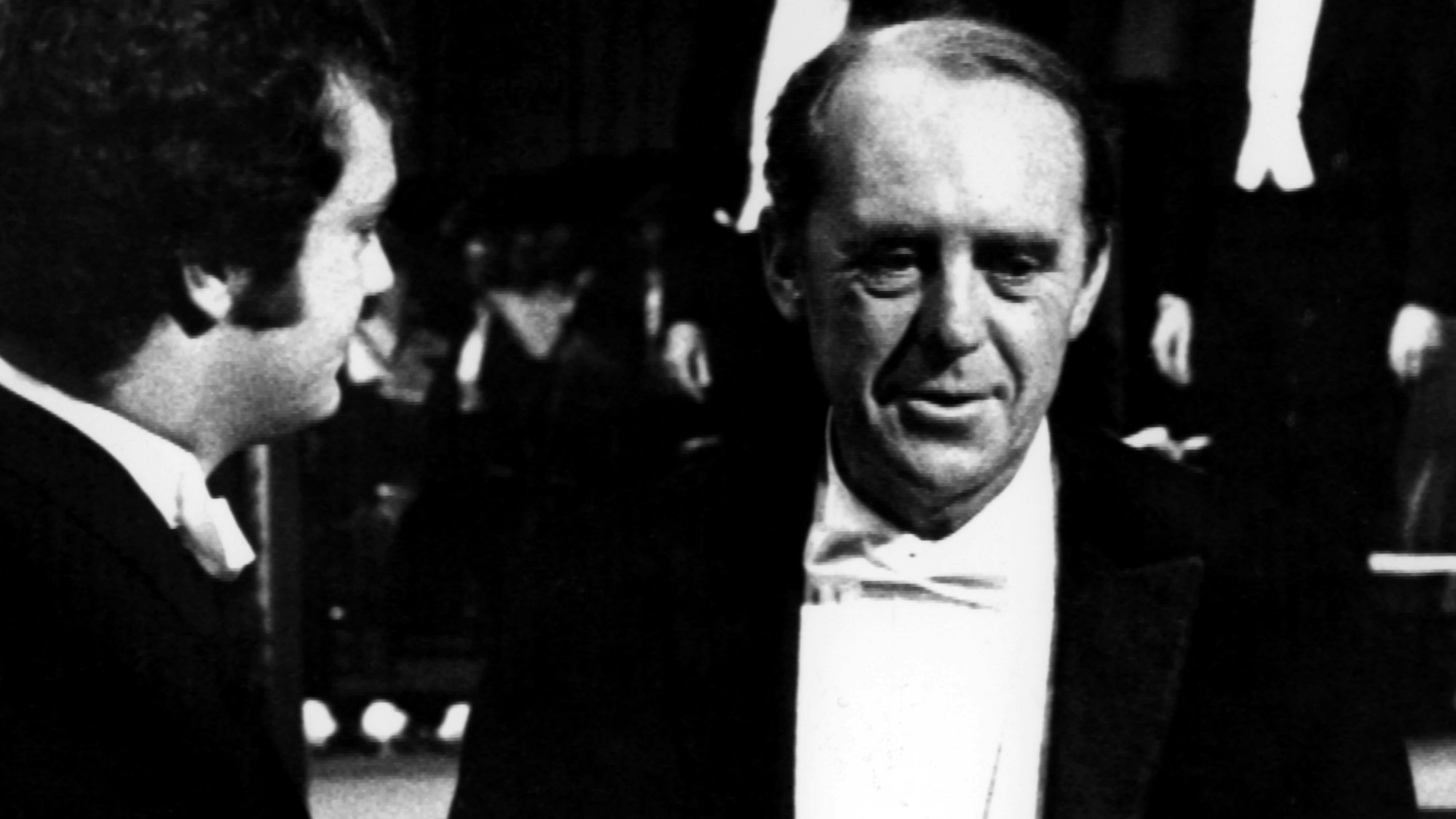 Der deutsche Schriftsteller Heinrich Böll (r.) wird von Kronprinz Carl Gustaf in Stockholm mit dem Nobelpreis für Literatur ausgezeichnet.