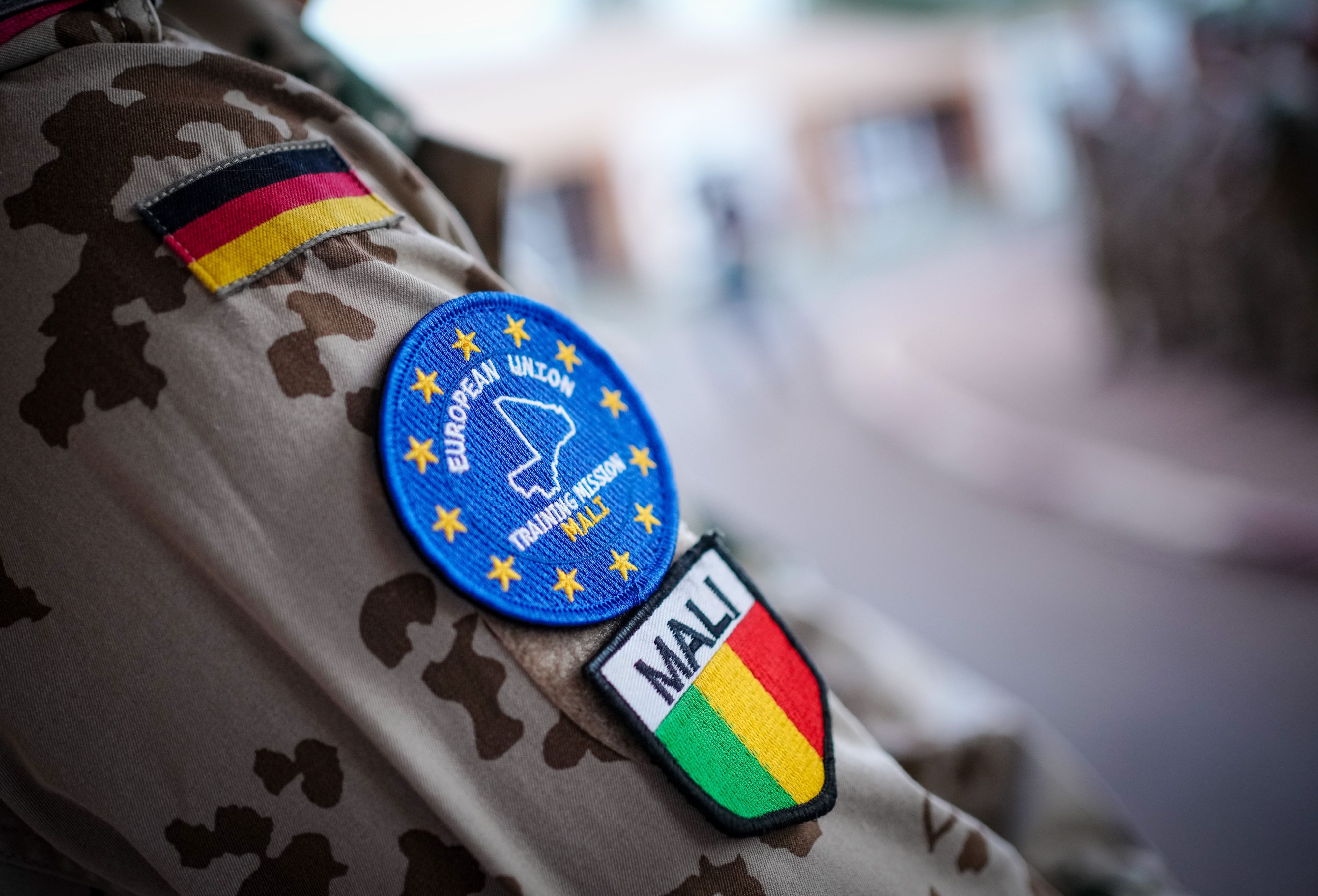 ARCHIV - 08.04.2022, Mali, Bamako: Bundeswehrsoldaten mit dem Emblem der European Union Training Mission Mali (EUTM). Die Bundeswehr ist in dem westafrikanischen Land an der UN-Mission Minusma und der EU-Ausbildungsmission EUTM beteiligt.