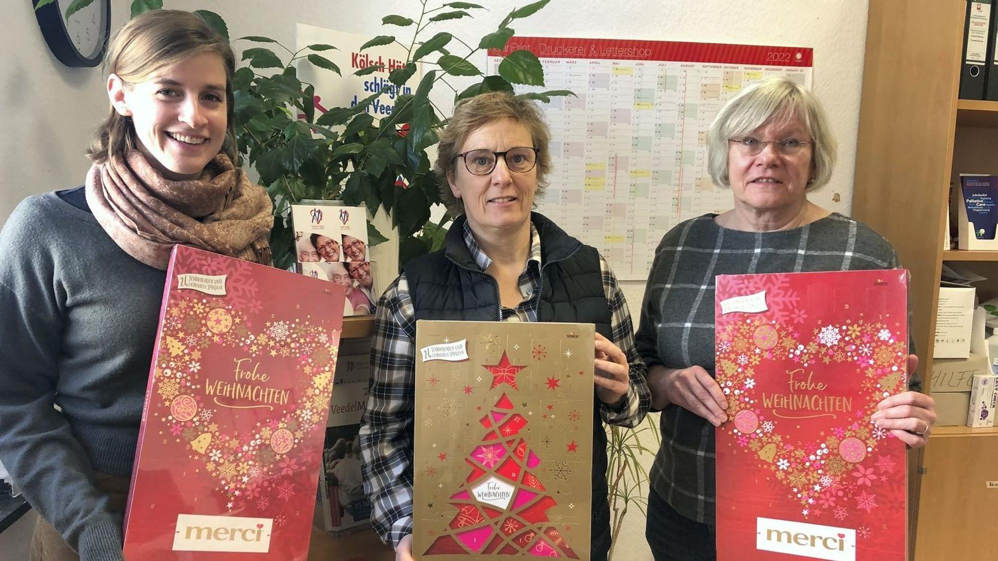 Verteilen die Kalender an Bedürftige: Marie-Bernadette von Boeselager, Annette Offermann und Brigitte Döpper.