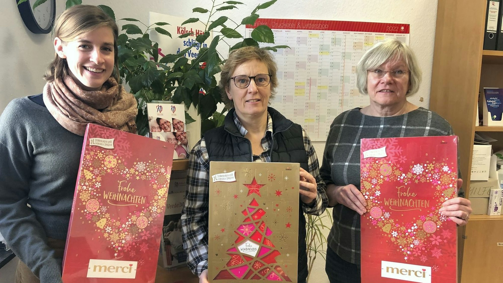 Verteilen die Kalender an Bedürftige: Marie-Bernadette von Boeselager, Annette Offermann und Brigitte Döpper.