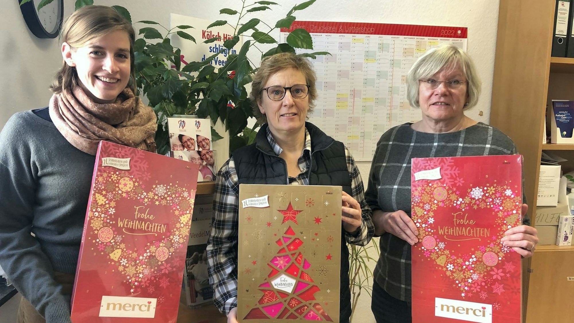 Verteilen die Kalender an Bedürftige: Marie-Bernadette von Boeselager, Annette Offermann und Brigitte Döpper.