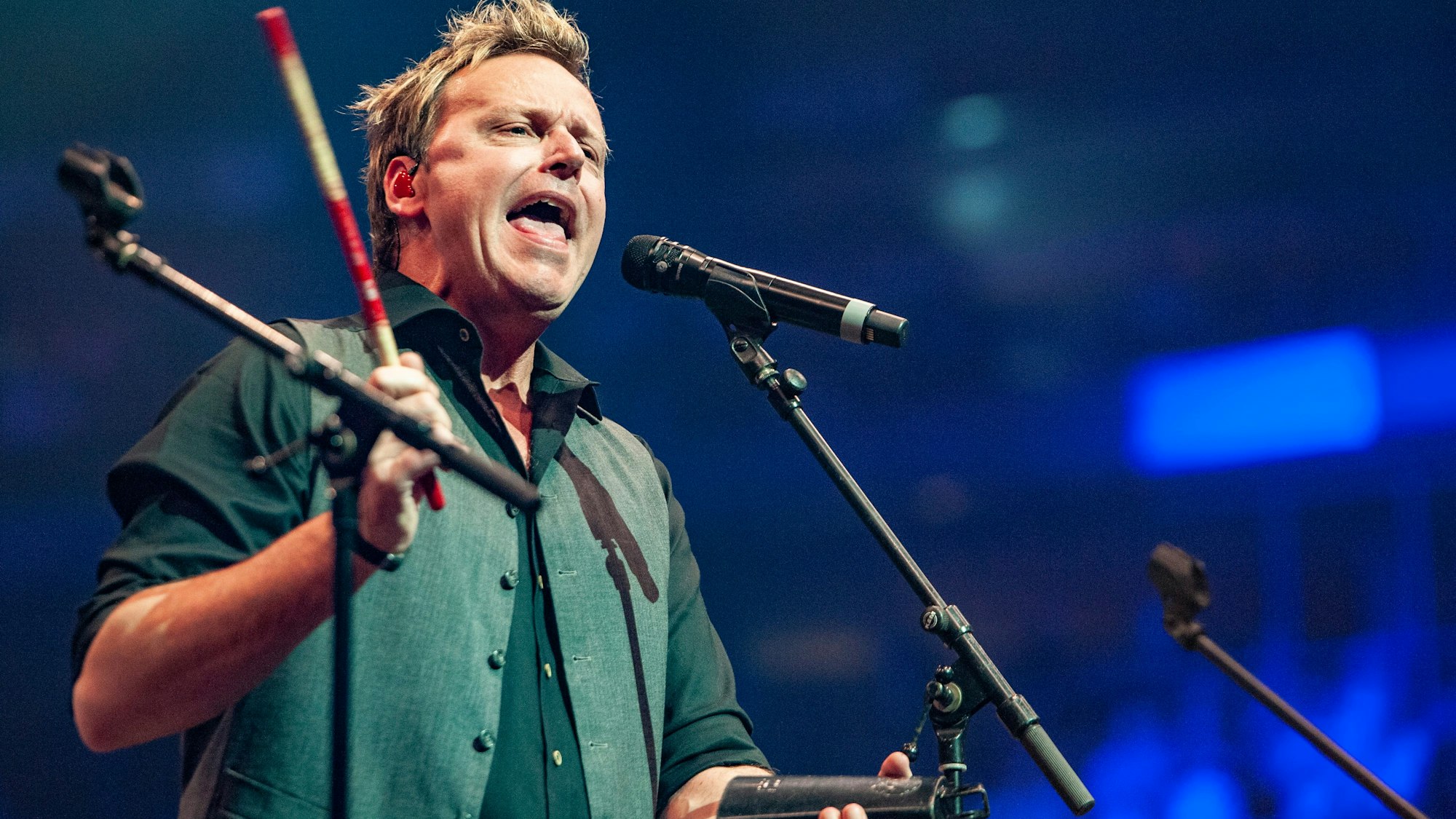 Mirko Bäumer singt beim Silvesterkonzert der Bläck Fööss in der Lanxessarena.