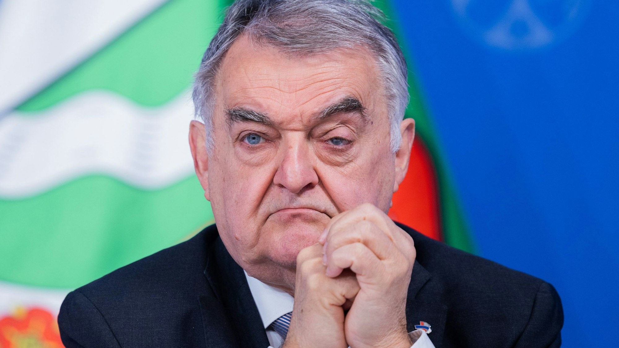 Herbert Reul (CDU) mit ineinander verschränkten Händen.