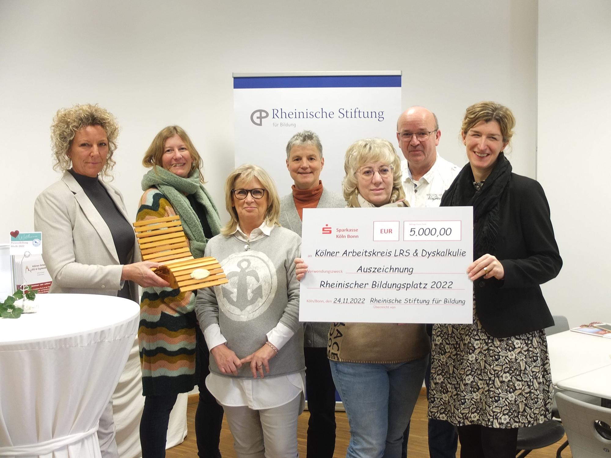 Barbara Bär (l.) und Susanne Ohmsen (r.) von der Rheinischen Stiftung mit dem Vorstand der Kölner Arbeitskreises bei der Preisvergabe