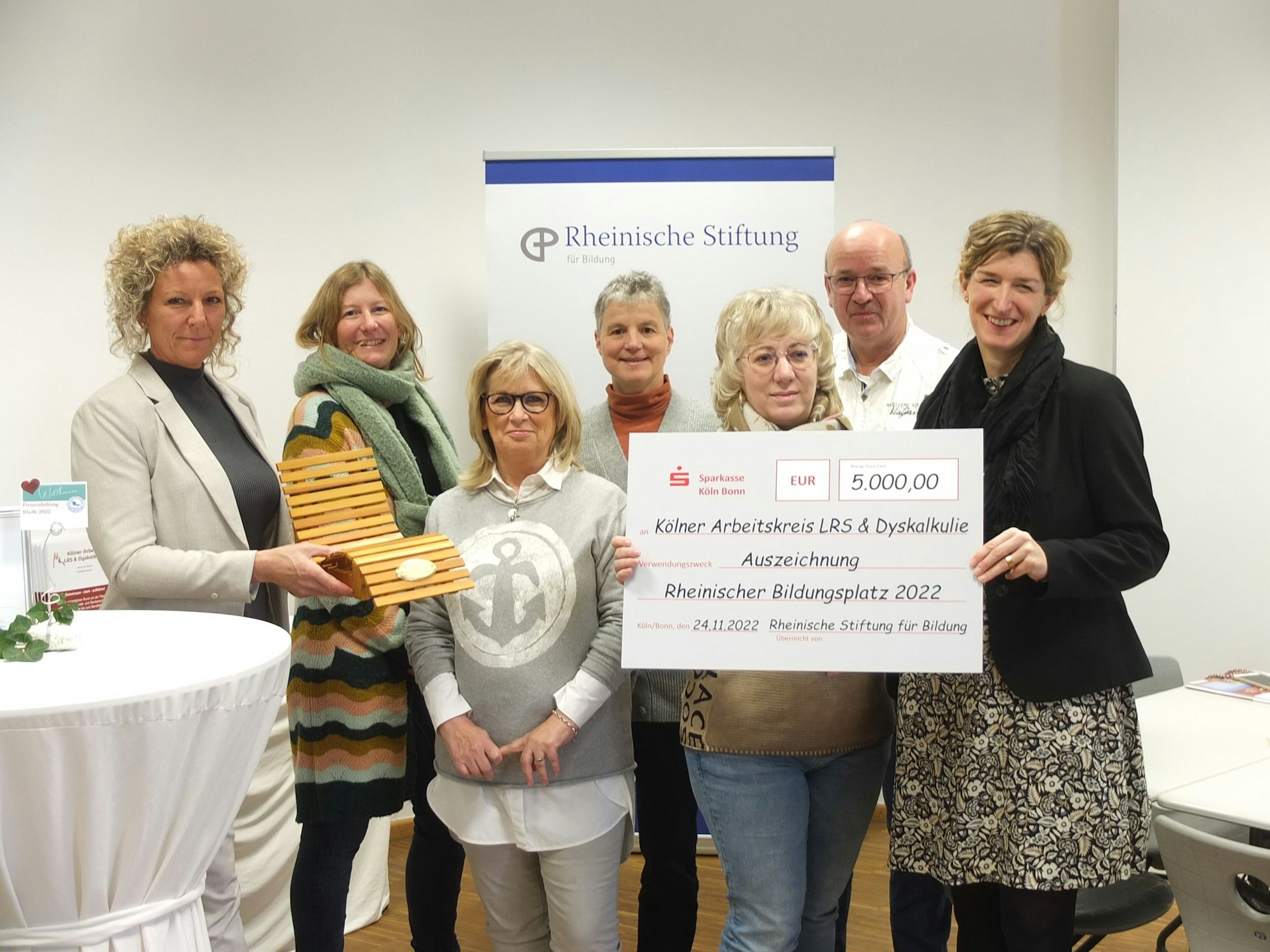 Barbara Bär (l.) und Susanne Ohmsen (r.) von der Rheinischen Stiftung mit dem Vorstand der Kölner Arbeitskreises bei der Preisvergabe