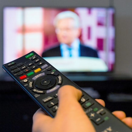 Im Fernsehen geben sich Experten die Klinke in die Hand.