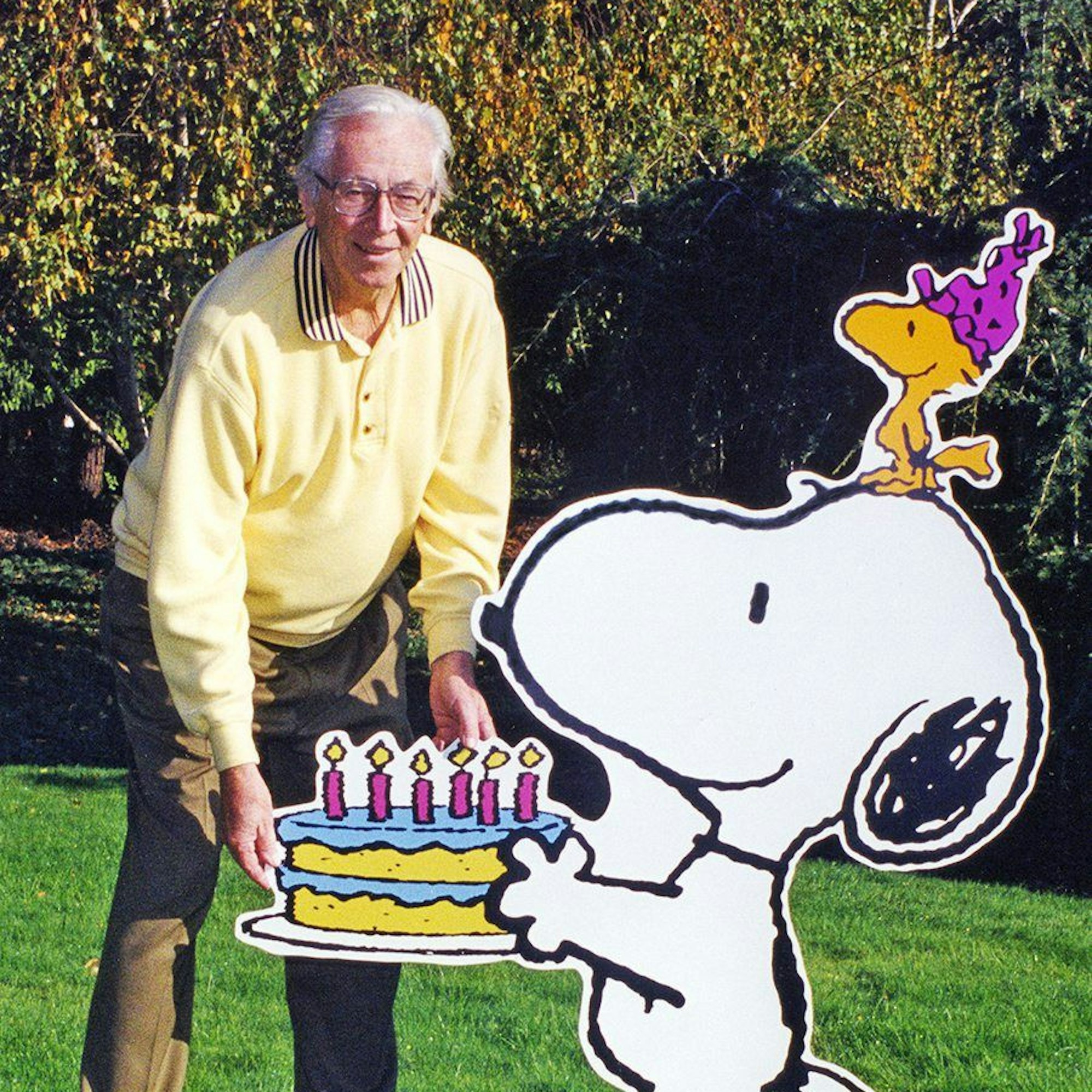 HANDOUT - 21.11.2022, USA, Santa Rosa: Charles M. Schulz Schöpfer der berühmten Peanuts-Figuren, steht neben Aufstellern, die Hund Snoopy und den kleinen gelben Vogel Woodstock darstellen.