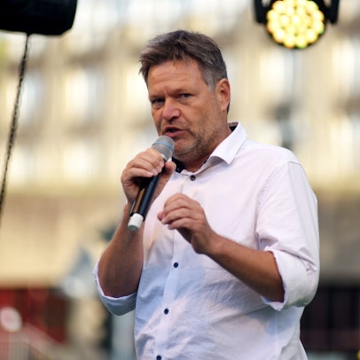 Robert Habeck spricht auf einer Bühne.
