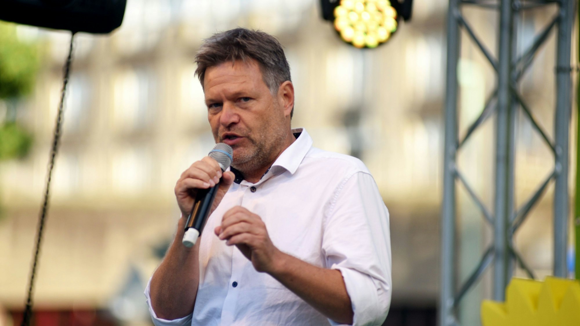 Robert Habeck spricht auf einer Bühne.