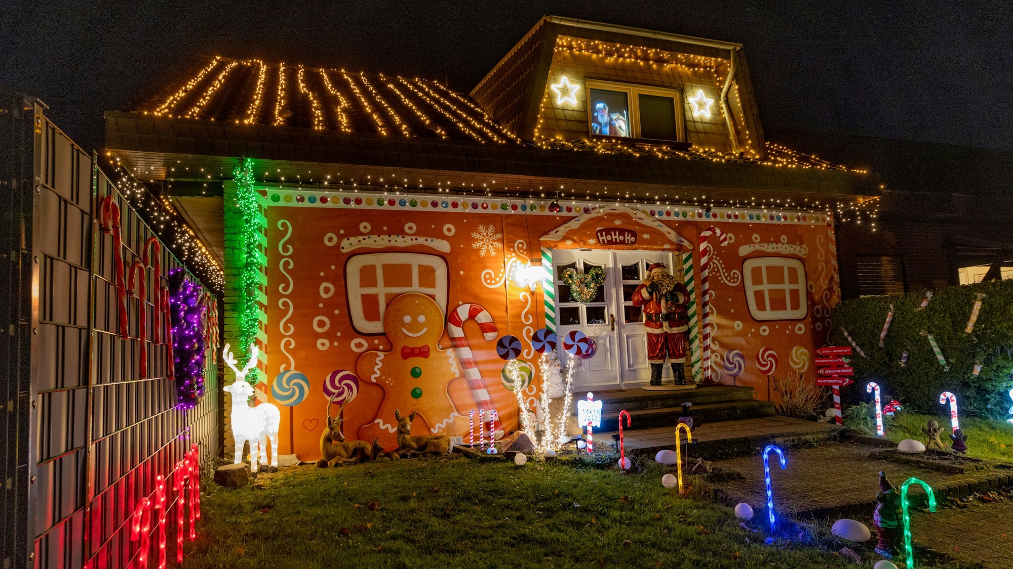 Etwas weniger als üblich, aber dennoch beindruckend: Das Weihnachtshaus der Familie Schlief in Odendorf.