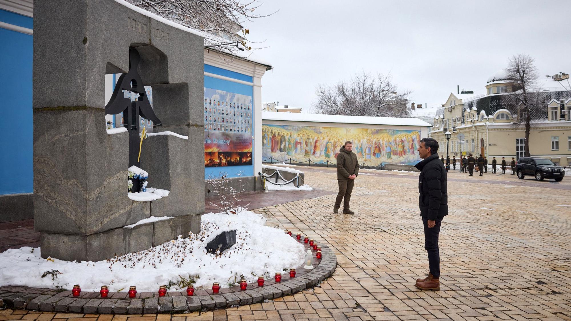Der britische Premierminister Rishi Sunak besucht am 19. November das Denkmal für die Opfer des Holdomor in Kiew.